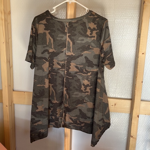 Nwt! Haptics Camo V-Neck Handkerchief Hem Knit Top - Picture 4 of 4